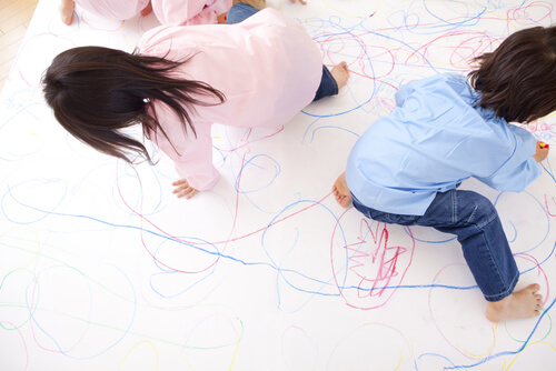 Reggio Emilia nursery children show what they learn through expressive arts